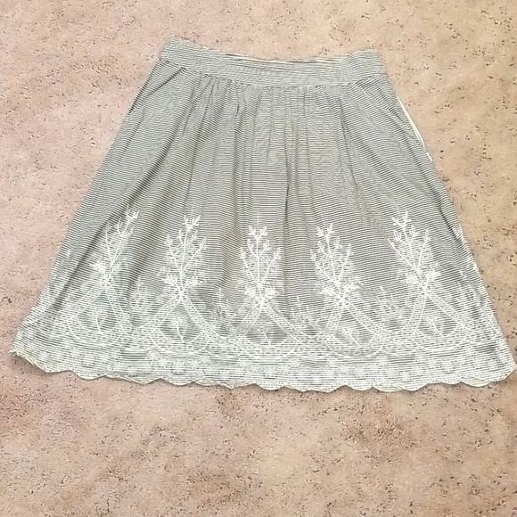 ADORABLE NY Collection embroidered skirt W/POCKETS - Picture 3 of 7
